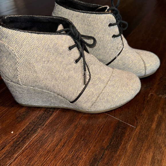 Toms 1.5” wedge shoes. - Picture 4 of 6